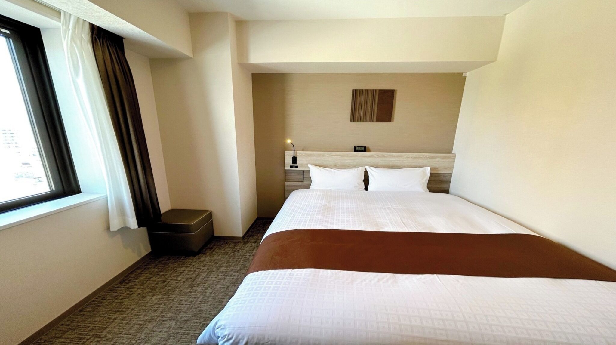 Escritorio, tabla de planchar con plancha, wifi gratis y ropa de cama