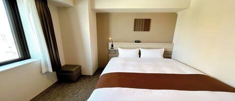 Escritorio, tabla de planchar con plancha, wifi gratis y ropa de cama