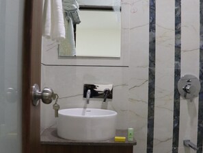 Habitaci�ón doble Deluxe | Baño | Regadera, toallas, jabón, shampoo 