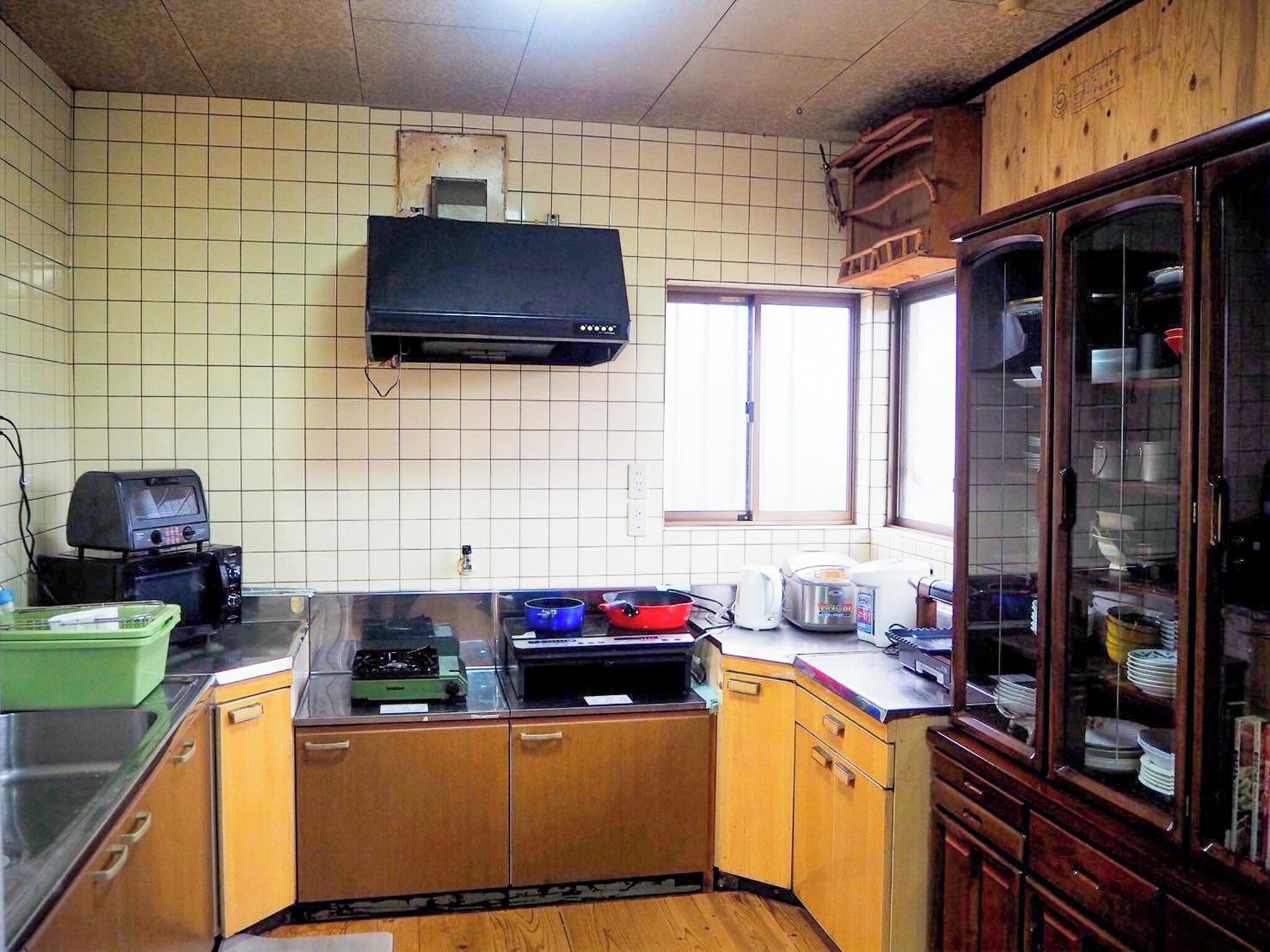 Kjøleskap, mikrobølgeovn, kokeplater og kjøkkenutstyr