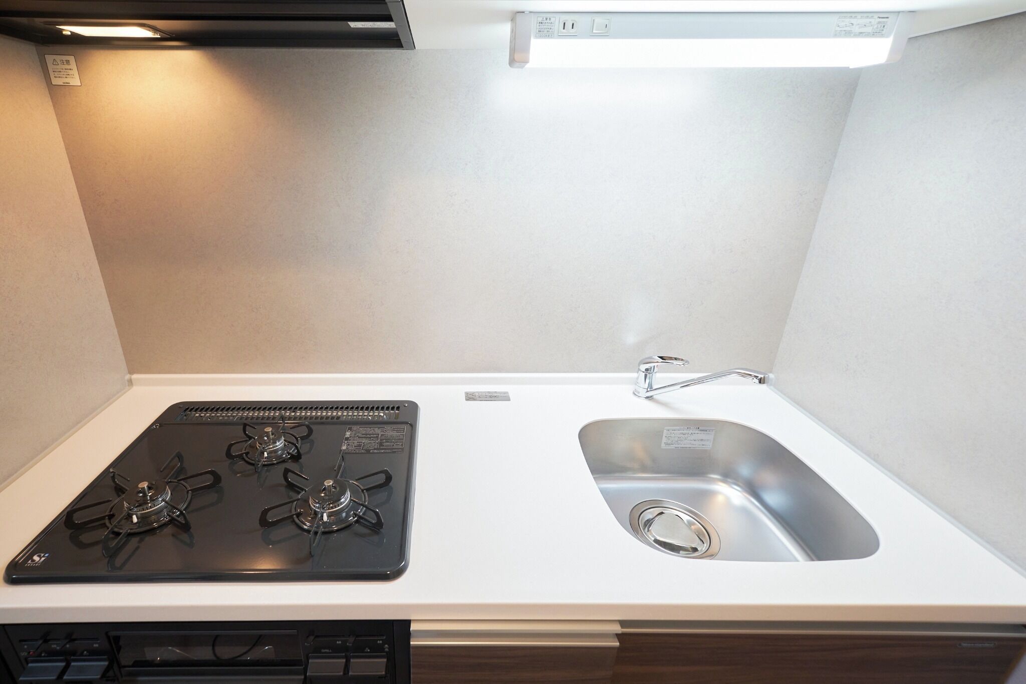 Fridge, microwave, stovetop, cookware/dishes/utensils