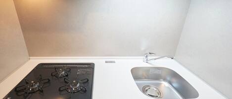 Refrigerador, microondas, parrilla de estufa y utensilios de cocina