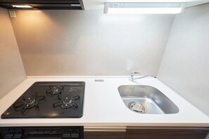 Fridge, microwave, stovetop, cookware/dishes/utensils - B1 4 minutes walk from Sangenjaya Station  5 mi / Setagaya-ku Tokyo (Setagaya-ku)