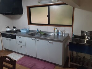 Refrigerador, microondas, utensilios de cocina