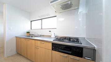 Jääkaappi, mikroaaltouuni, liesi, keittoastiat/astiat/ruokailuvälineet