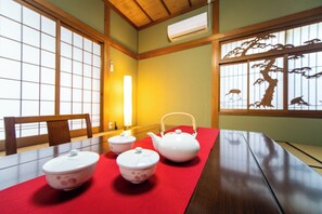Dining - Free parking for 2 carsLarge villa with detached building  BBQ in the courtyard  Indoor table te / Awaji Hyōgo (Awaji)