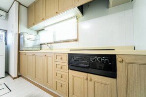 Réfrigérateur, micro-ondes, plaque de cuisson