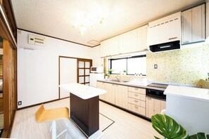 Frigorifero, microonde, piano cottura, pentole/stoviglie/utensili