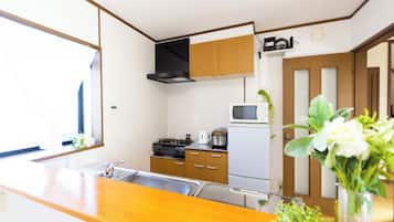 Geladeira, micro-ondas, cooktop, talheres/pratos/utensílios de cozinha