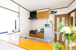 Réfrigérateur, micro-ondes, plaque de cuisson