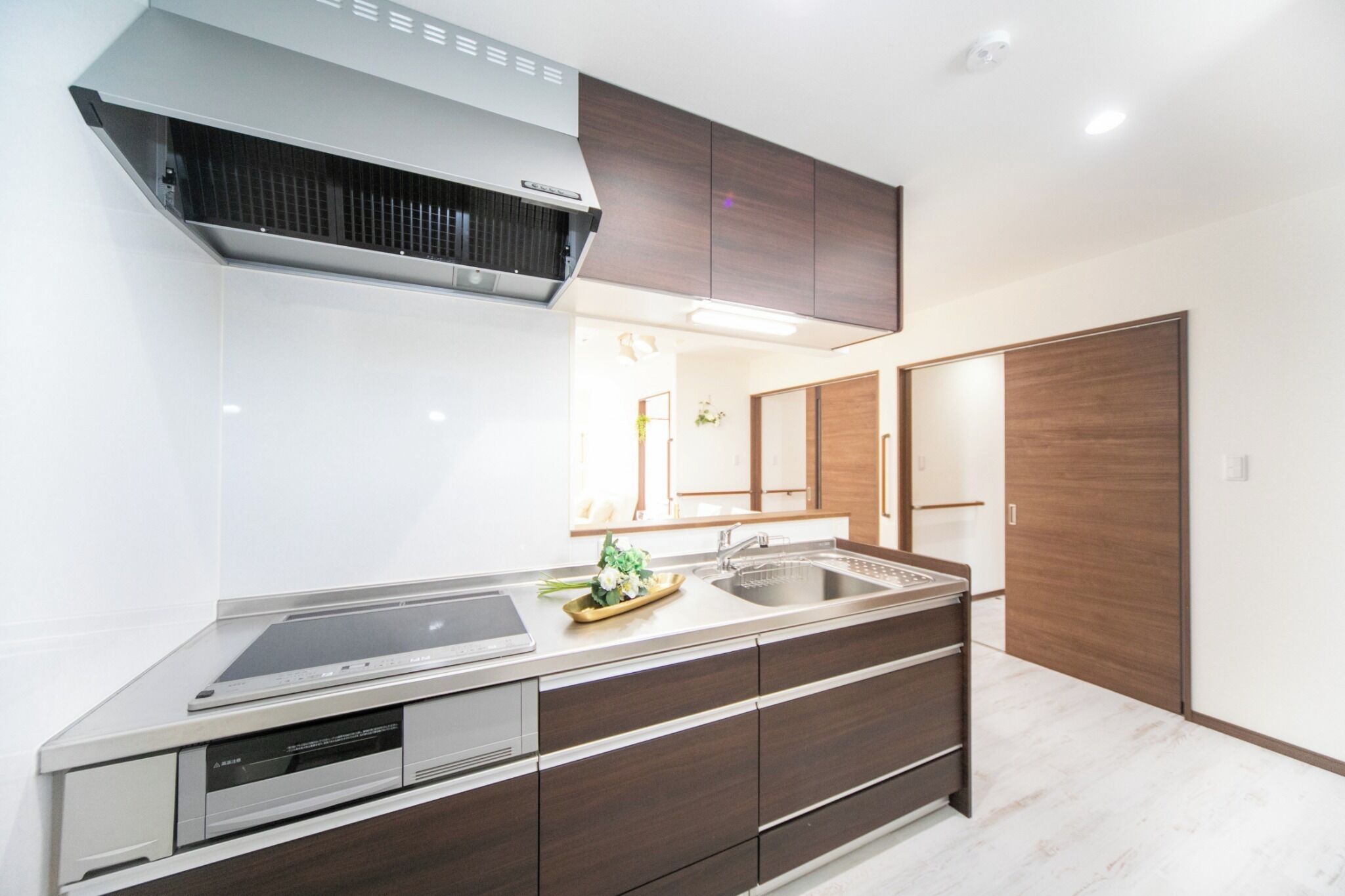 Kühlschrank, Mikrowelle, Herdplatte, Kochgeschirr/Geschirr/Besteck