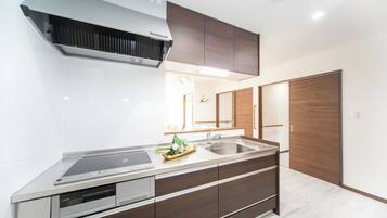 Køleskab, mikrobølgeovn, kogeplade, køkkentøj/tallerkener/redskaber