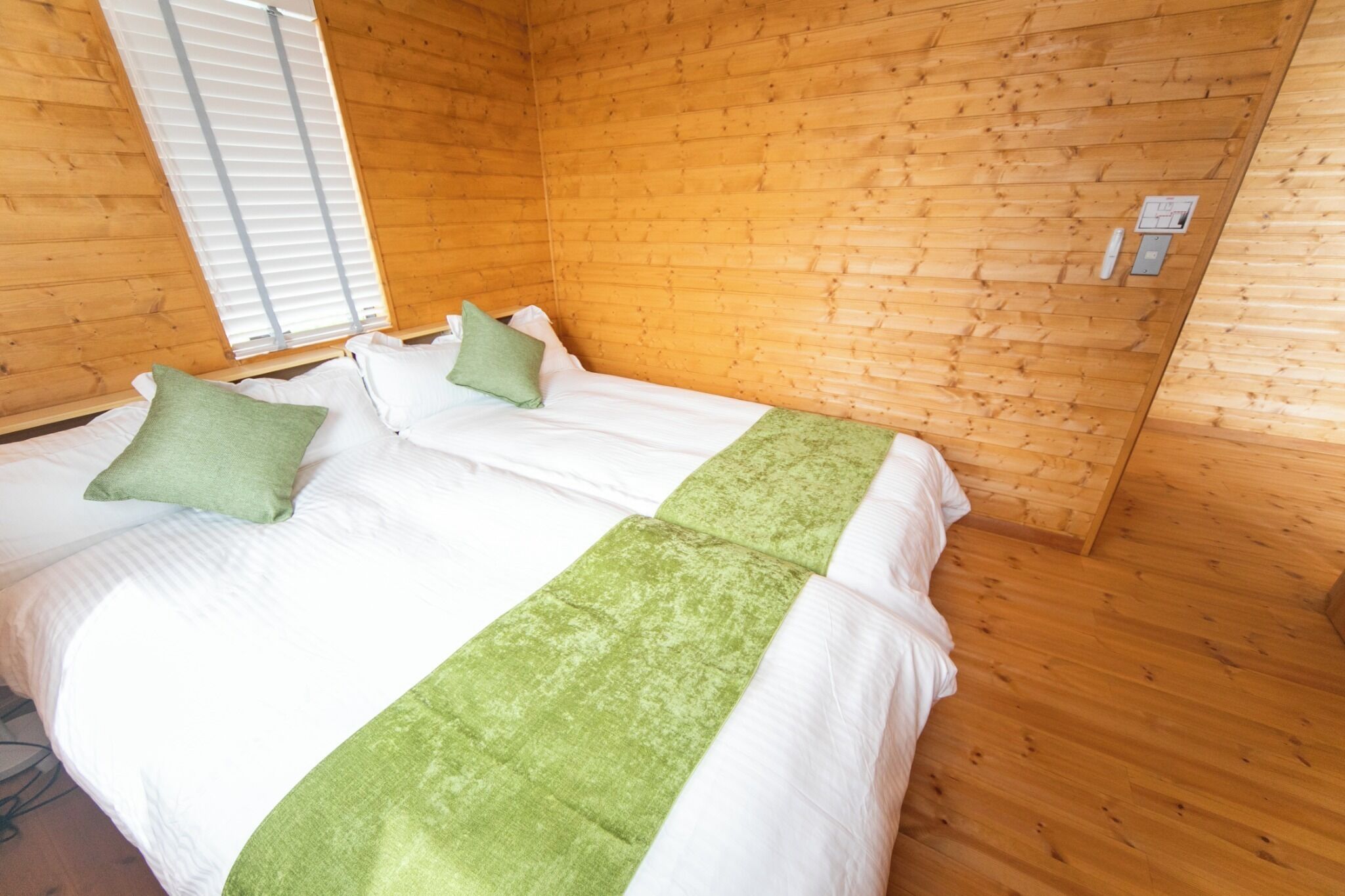 2 bedrooms, desk, WiFi (free), bed sheets