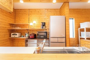 Refrigerador, microondas, parrilla de estufa y utensilios de cocina 