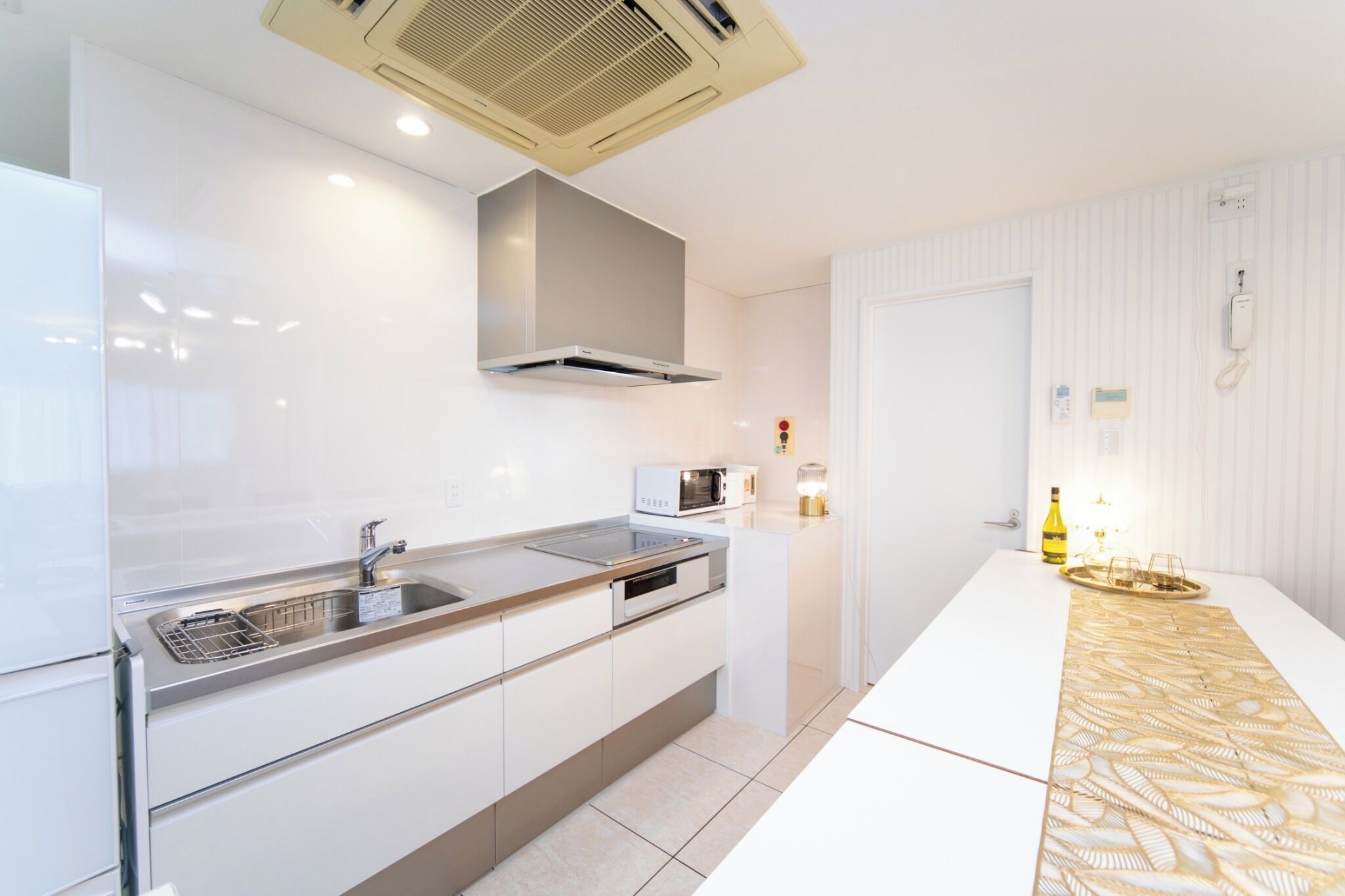 Refrigerador, microondas, parrilla de estufa y utensilios de cocina 