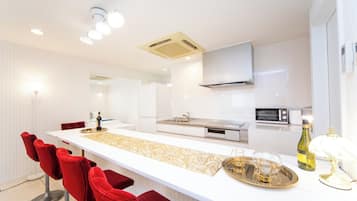 Fridge, microwave, stovetop, cookware/dishes/utensils