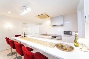 Réfrigérateur, micro-ondes, plaque de cuisson