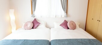 Accommodates 13 people 3 parking spaces 5 minute / Kuwana Mie