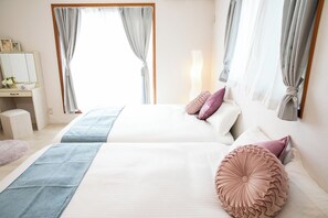 4 bedrooms, desk, free WiFi, bed sheets - Accommodates 13 people 3 parking spaces 5 minutes to Nagashima Spa Land / Kuwana Mie (Kuwana)