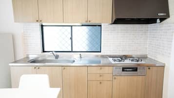 Frigorifero, microonde, piano cottura, pentole/stoviglie/utensili