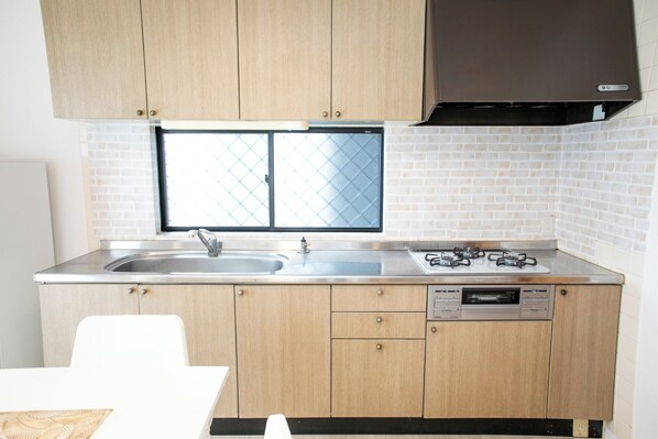 Een koelkast, een microgolfoven, een kookplaat