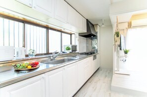 Kjøleskap, mikrobølgeovn, kokeplater og kjøkkenutstyr