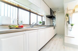 冰箱、微波炉、炉灶、厨具/餐具