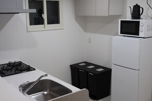 ثلاجة، ميكروويف، موقد طهي مسطح، مستلزمات طهي/أطباق/أوعية