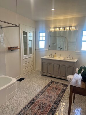 Een bubbelbad, een haardroger, een bidet, handdoeken
