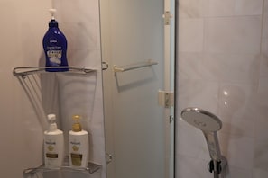 Een haardroger, handdoeken