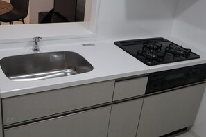 ثلاجة، ميكروويف، موقد طهي مسطح، مستلزمات طهي/أطباق/أوعية