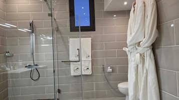 Suite Superior, balkon, pemandangan kota | Kamar mandi | Shower, pancuran hujan, dan perlengkapan mandi desainer