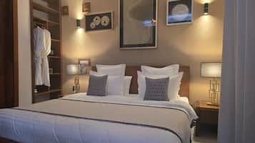 Suite Deluks, balkon, pemandangan kota | Seprai katun Mesir, seprai premium, bantalan ekstra lembut, dan minibar