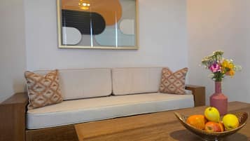 Suite Superior, balkon, pemandangan kota | Area keluarga | Televisi layar datar 70-inci dengan saluran TV kabel dan film berbayar