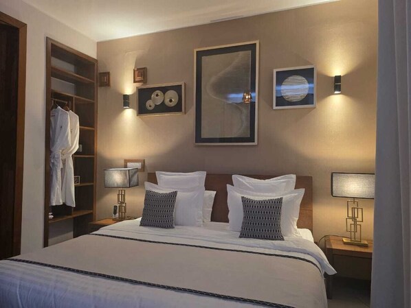 Suite Deluxe, balcon, vue ville | Draps en coton égyptien, literie de qualité supérieure, surmatelas