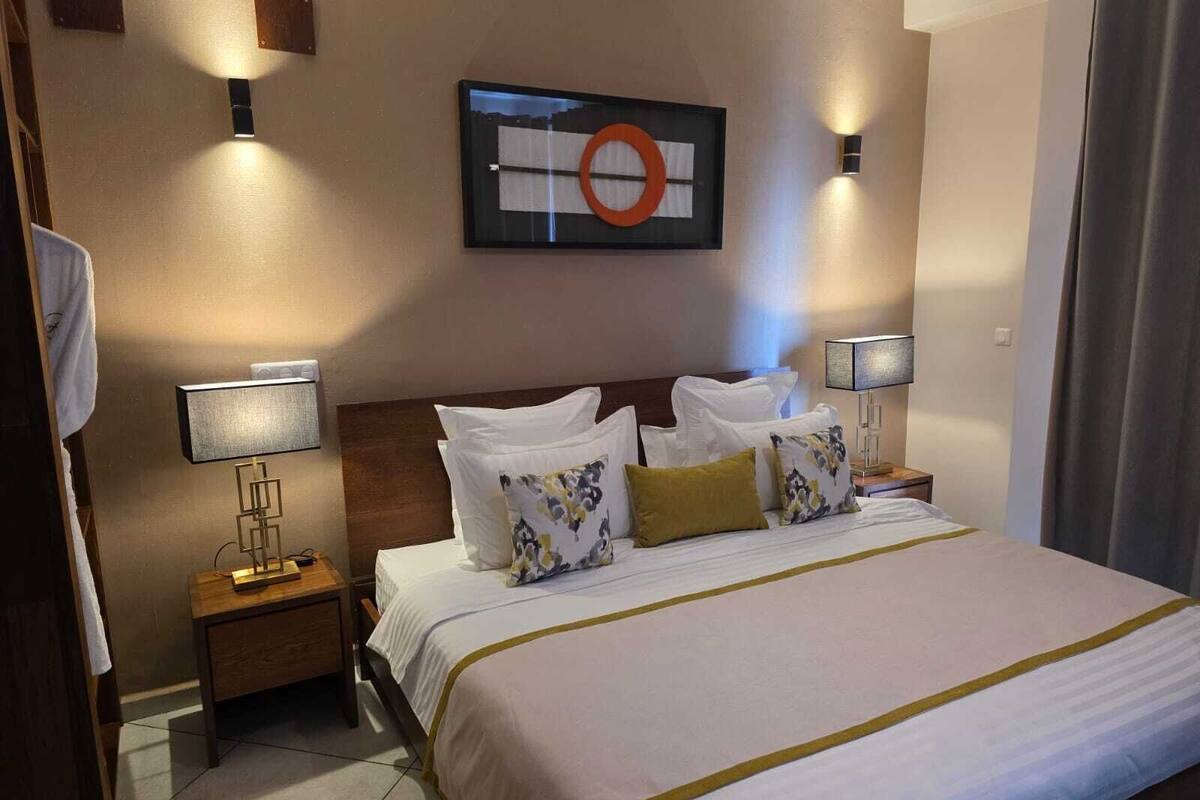 Deluxe appartement, balkon, uitzicht op de stad | Lakens van Egyptisch katoen, luxe beddengoed, pillowtop-bedden