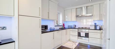 Frigorífic, microones, forn i placa de cuina