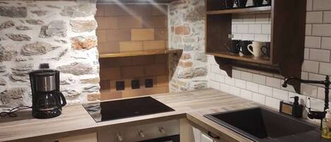 Fridge, coffee/tea maker