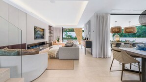 Un espacio moderno para vivir con sofá, comedor y cocina.