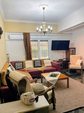 Smart TV - Marias Cozy getaway in Glyfada (Glifada)