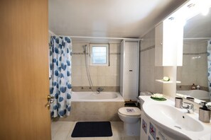 ヘアドライヤー、タオル、トイレットペーパー