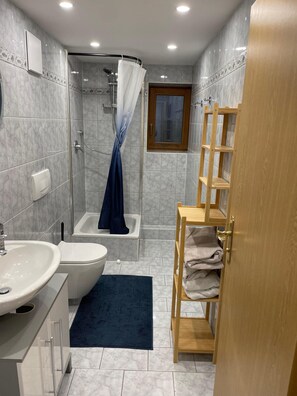 Een douche, een haardroger, handdoeken, zeep