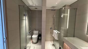 Een douche, een bubbelbad, een haardroger, een bidet