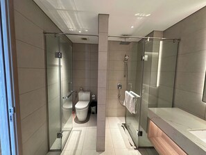 シャワー、ジェットバス、ヘアドライヤー、ビデ