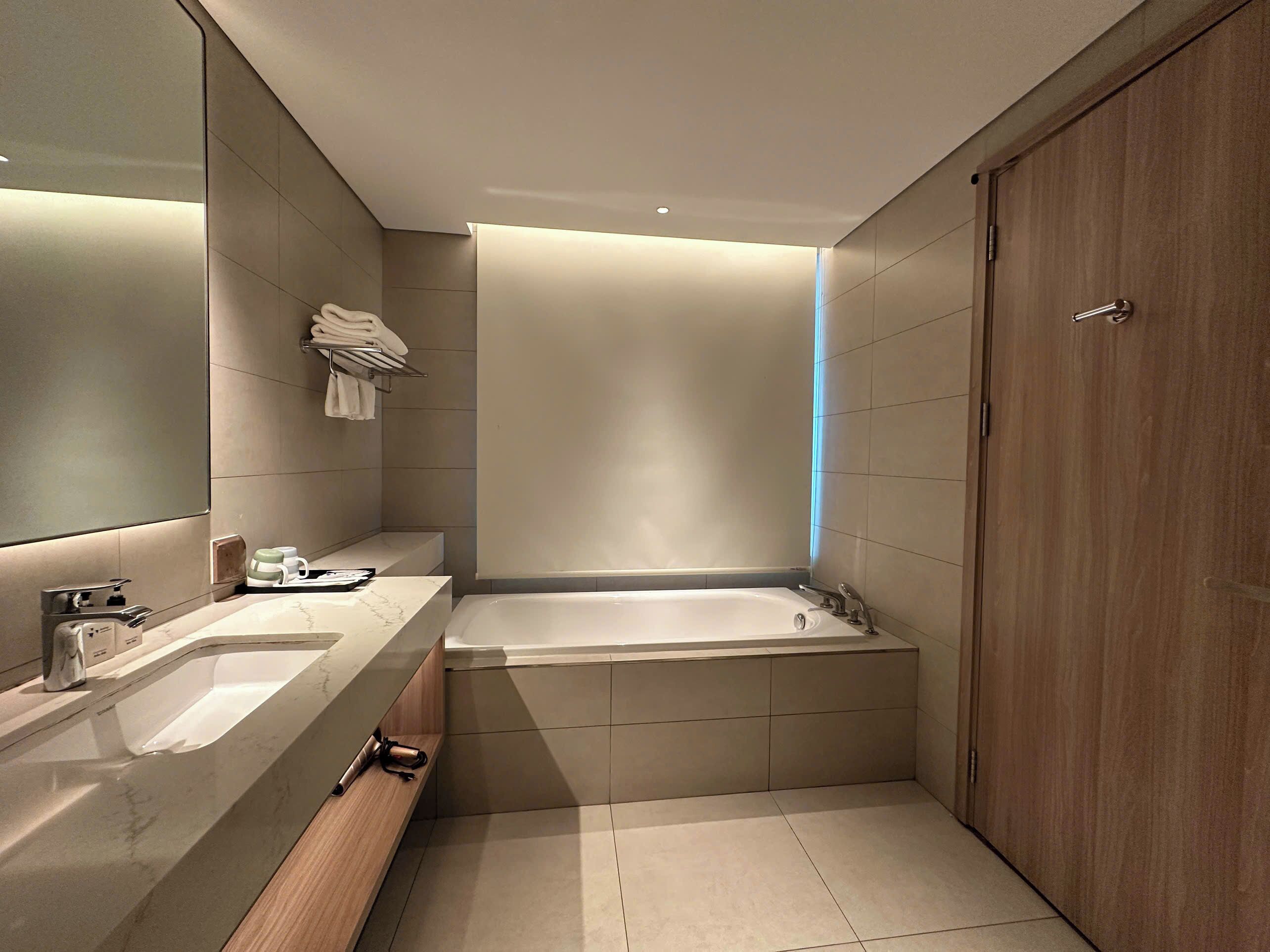 Dusch, bubbelbadkar, hårtork och bidé