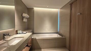 Dusch, bubbelbadkar, hårtork och bidé