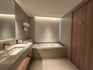 Suihku, poreamme, hiustenkuivaaja, bidee