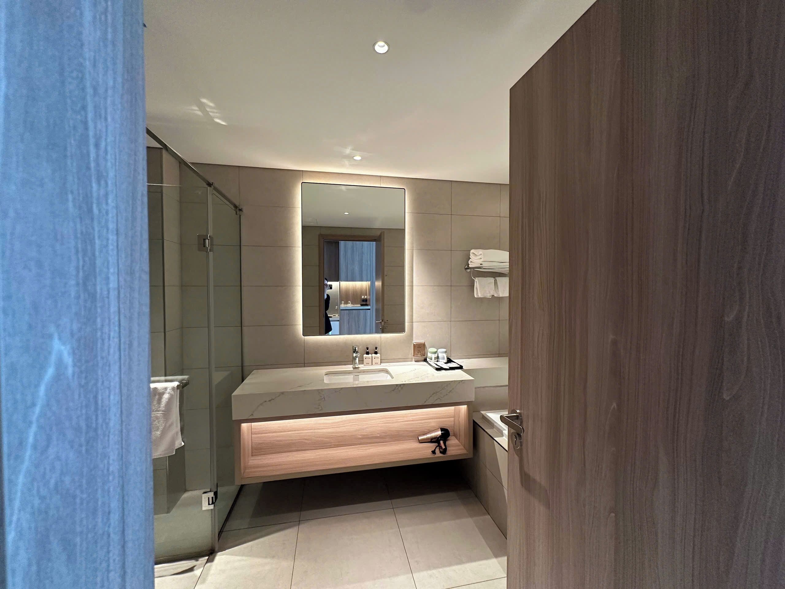 Dusch, bubbelbadkar, hårtork och bidé