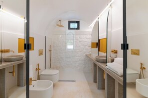 Een douche, een haardroger, een bidet