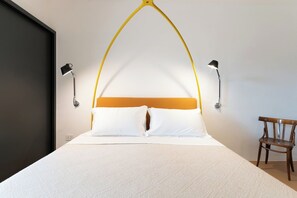 Iron/ironing board, travel cot, free WiFi